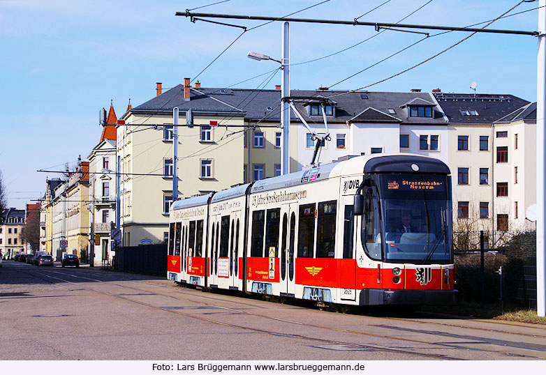 Ein Niederflurwagen der Straßenbahn Dresden im Tatra-Design
