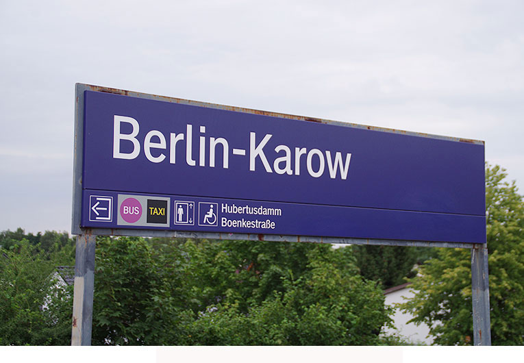 Das Bahnhofsschild vom Bahnhof Berlin-Karow der Berliner S-Bahn
