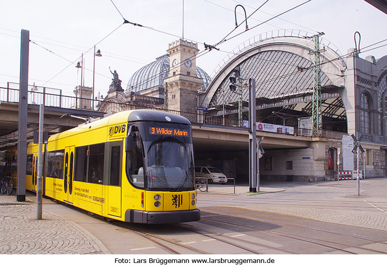Die Straßenbahn in Dresden vor dem Hauptbahnhof