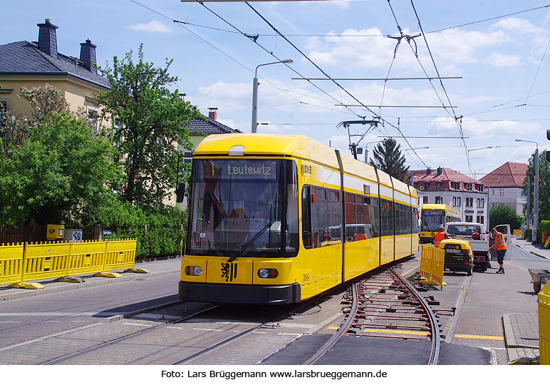 Die Straßenbahn in Dresden an der Haltestelle Professor-Ricker-Straße auf einer Kletterweiche