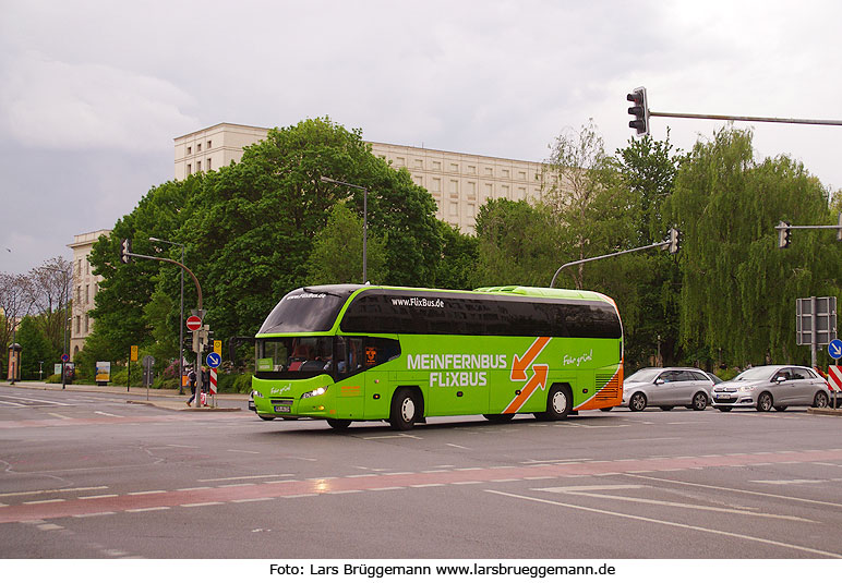 Neoplan Reisebus von Meinfernbus Flixbusvor dem Dresdener Hbf
