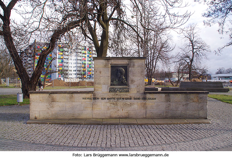 Das Fucik Denkmal in Dresden auf dem Straßburger Platz - vormals Fucikplatz