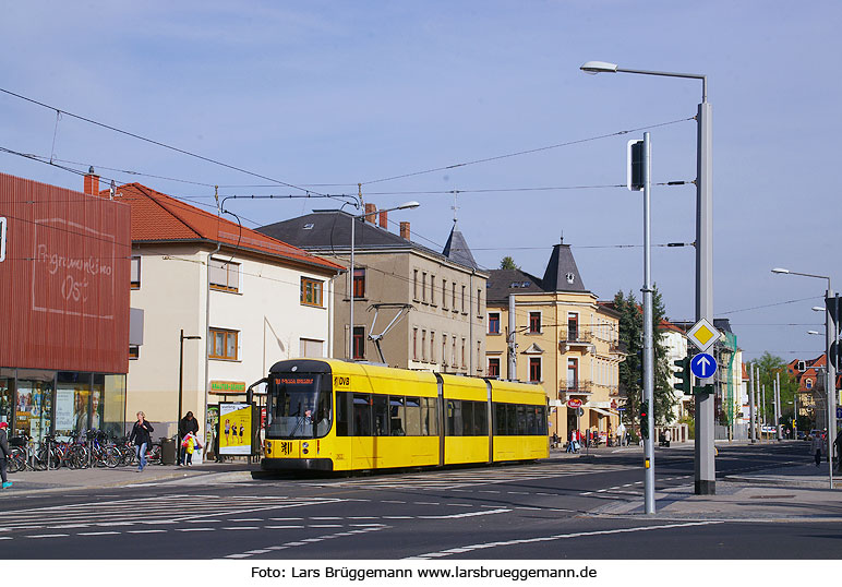 Die Straßenbahn in Dresden an der Haltestelle Altenberger Straße
