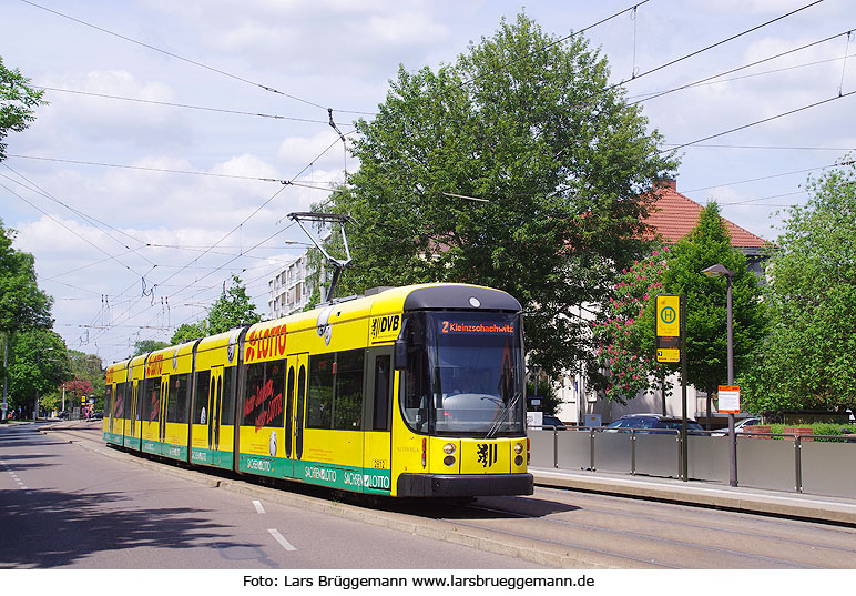 Die Straßenbahn in Dresden an der Haltestelle Professor-Ricker-Straße