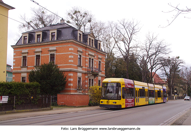 Die Straßenbahn in Dresden an der Haltestelle Heinrich-Schütz-Straße