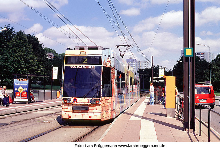 Die Straßenbahn in Rostock an der Haltestelle Südstadt Center