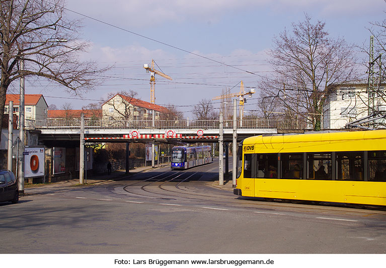 Die Straßenbahn in Dresden an der Haltestelle Julius-Otto-Straße