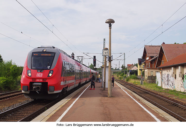 Ein Triebwagen der Baureihe 442 im Bahnhof Niederau in Sachsen bei Dresden