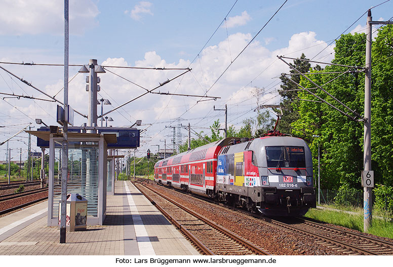 DB Baureihe 182 im Bahnhof Heidenau mit einer S-Bahn nach Dresden und Meißen