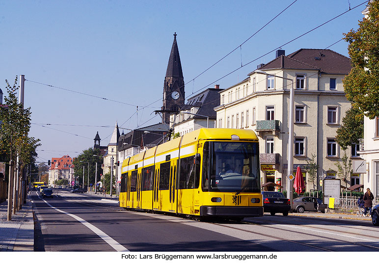 Die Straßenbahn in Dresden an der Haltestelle Gottleubaer Straße