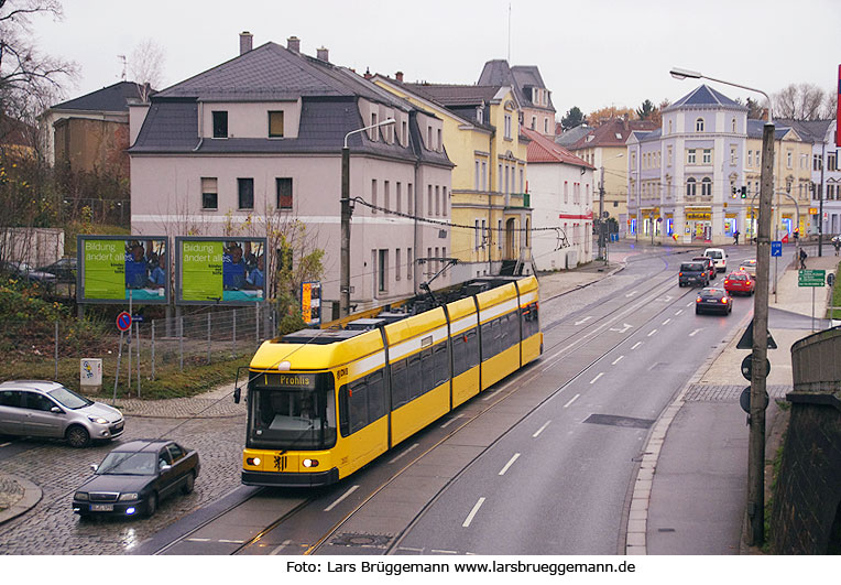 Die Straßenbahn in Dresden an der Haltestelle Cossebauder Straße