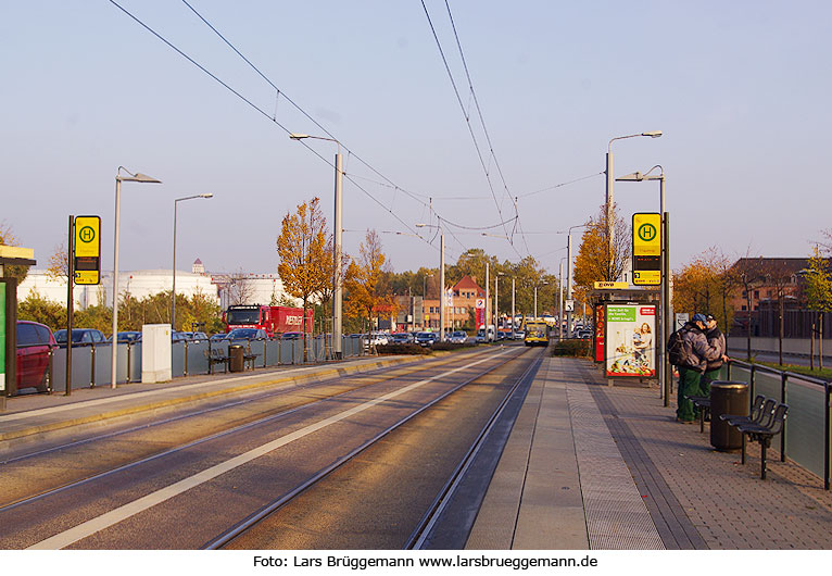 Die Haltestelle Flügelweg der Straßenbahn in Dresden