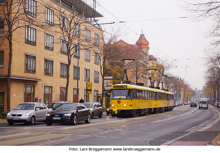 Die Straßenbahn in Dresden an der Haltestelle Hubertusplatz