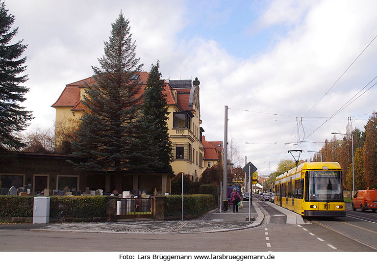 Die Straßenbahn in Dresden an der Haltestelle Johannisfriedhof