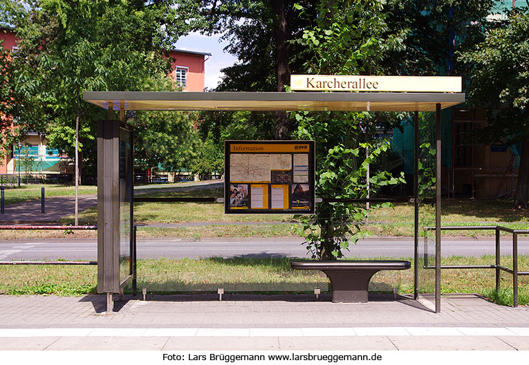 Die Haltestelle Karcherallee der Straßenbahn in Dresden