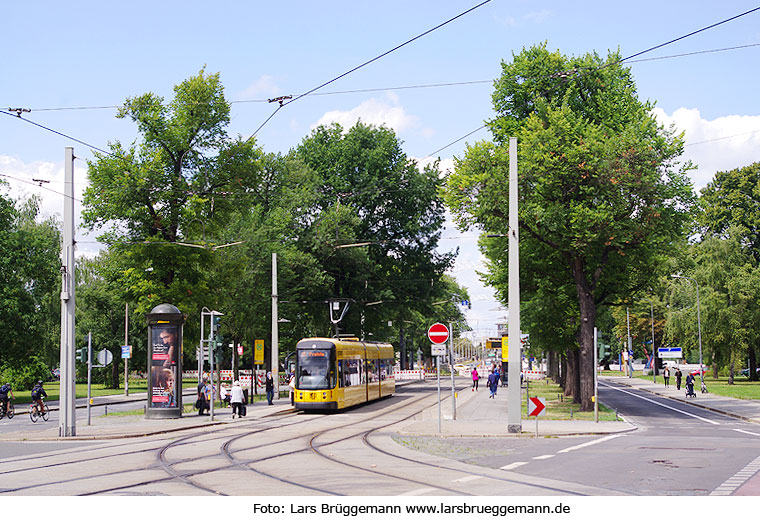 Die Straßenbahn in Dresden an der Haltestelle Sachsenallee