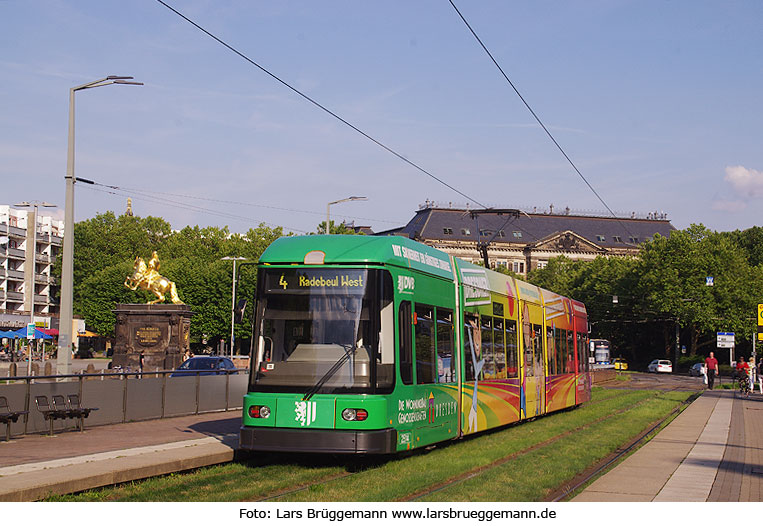 Die Straßenbahn in Dresden an der Haltestelle Neustädter Markt