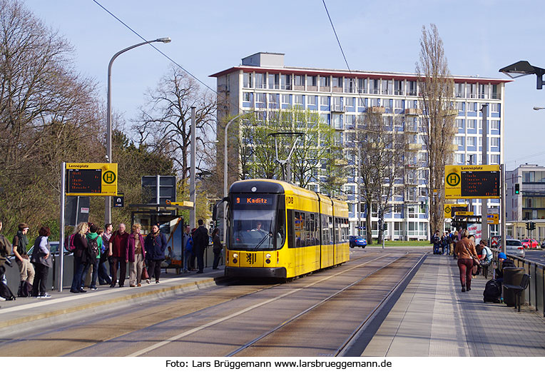 Die Haltestelle Lennèplatz der Straßenbahn in Dresden