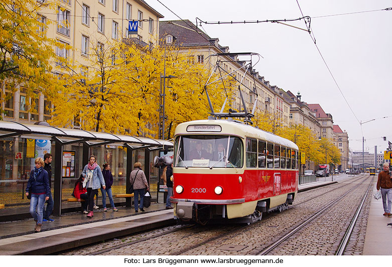 DVB Tatra Straßenbahn 2000 an der Haltestelle Pirnaischer Platz in Dresden