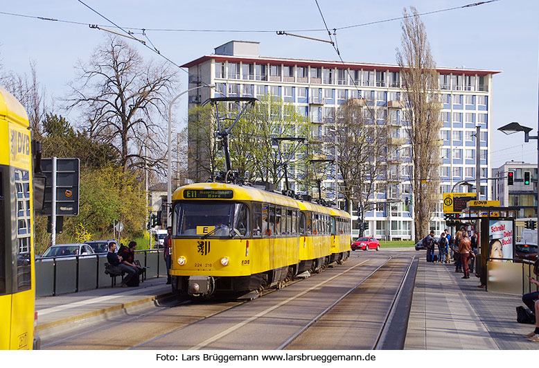 Die Straßenbahn in Dresden an der Haltestelle Lennèplatz - Tatra Straßenbahn