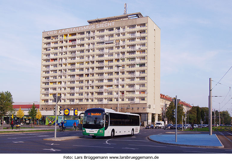 Ein VGM Bus aus Meißen an der Haltestelle Pirnaischer Platz in Dresden - mit der Parole: Der Kapitalismus siecht am Hochhaus