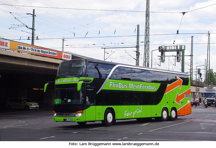 Ein Fernbus von Flixbus Meinfernbus am Hauptbahnhof in Dresden