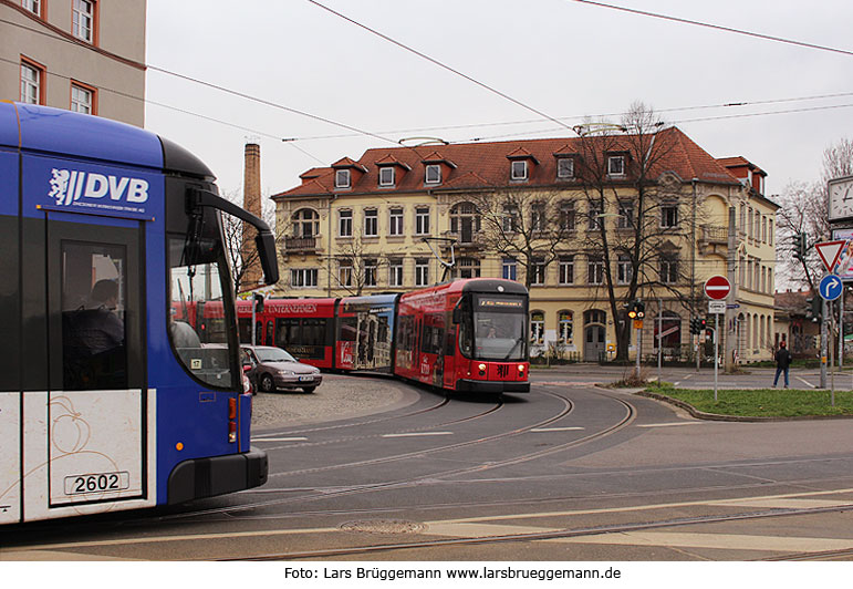 Die Straßenbahn in Dresden an der Haltestelle Liststraße