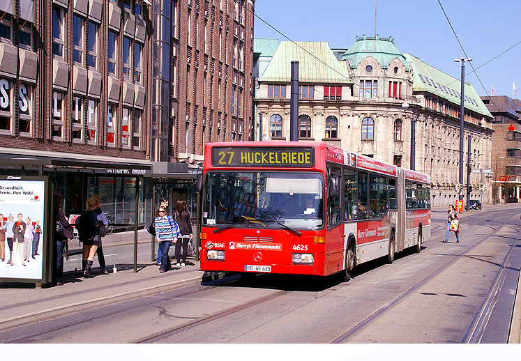 Die Straßenbahn in Bremen ein Bus an der Haltestelle Am Brill