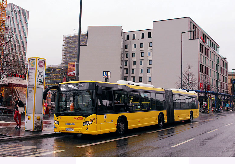 Scania Gelenkbus der BVG in Berlin am Hauptbahnhof