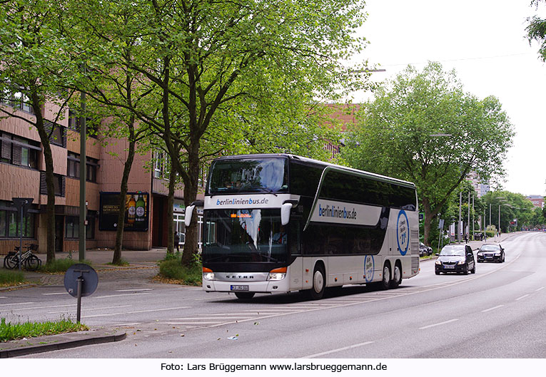 Ein Berlinlinienbus in Hamburg auf der Fahrt nach Berlin