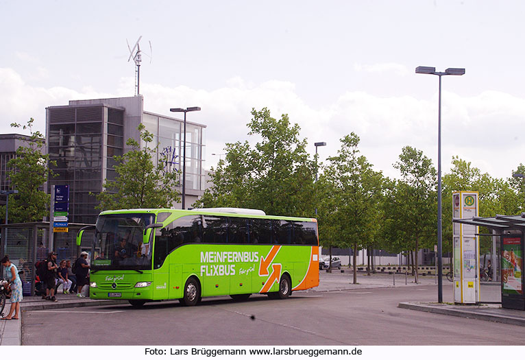 Ein Meinfernbus Flixbus an der Haltestelle Bahnhof Berlin Südkreuz