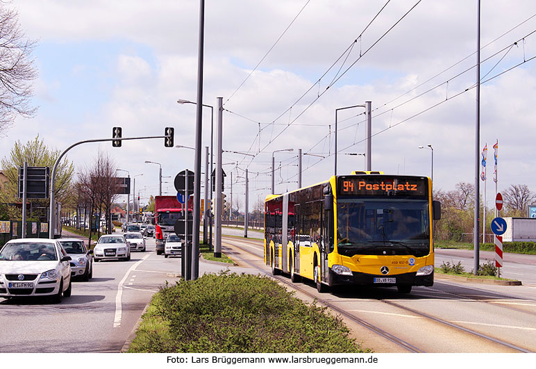 Die Haltestelle Bremer Straße in Dresden mit einem DVB Bus