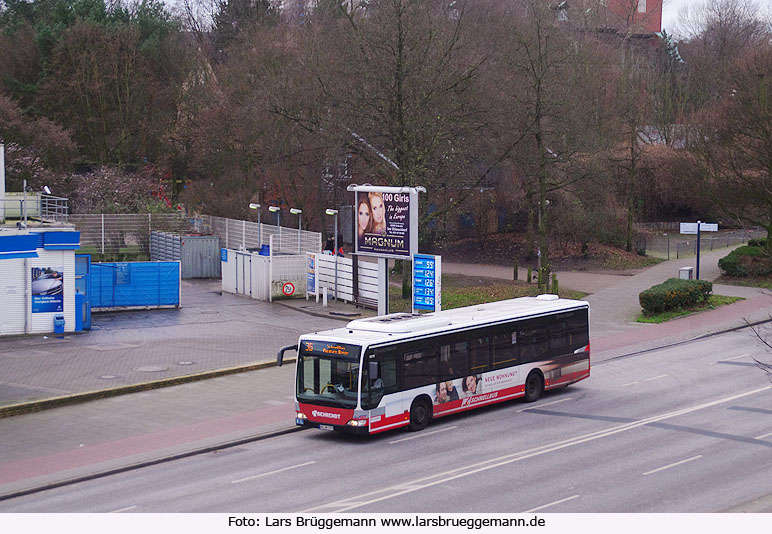 Ein Schnellbus der Hamburger Hochbahn in Altona-Altstadt