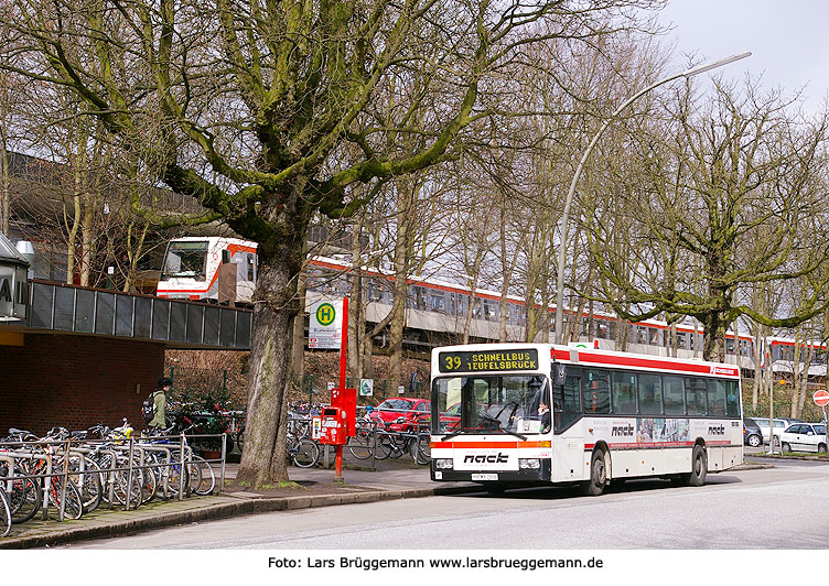 U-Bahn Haltestelle Lattenkamp - Schnellbus der Hamburger Hochbahn