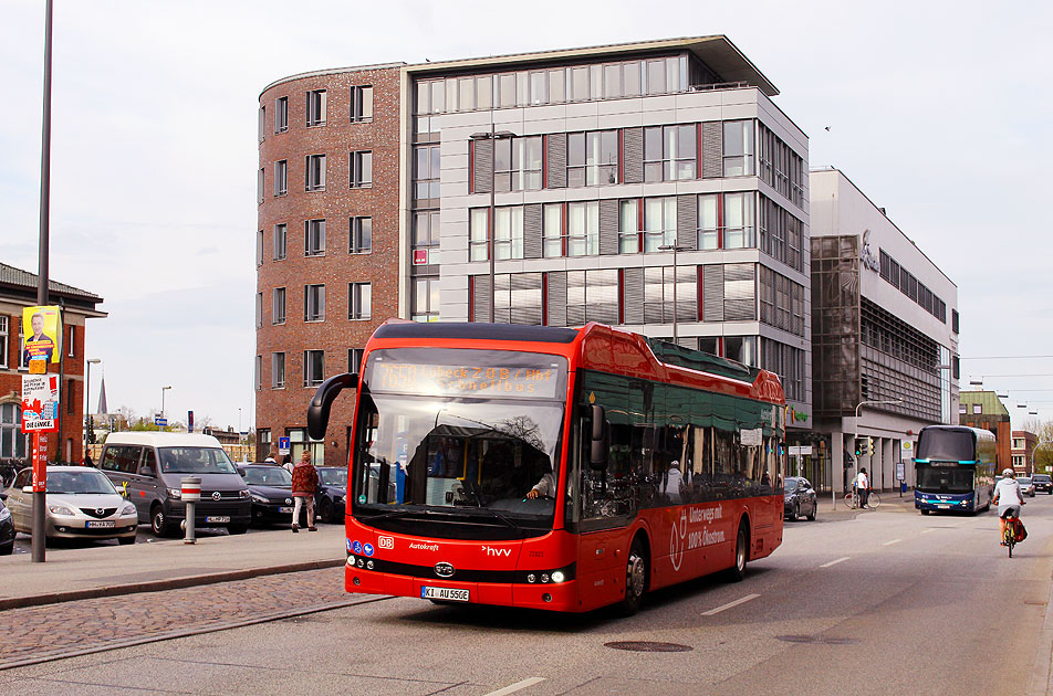 Ein Autokraft Elektrobus von BYD vor dem Hauptbahnhof in Lübeck