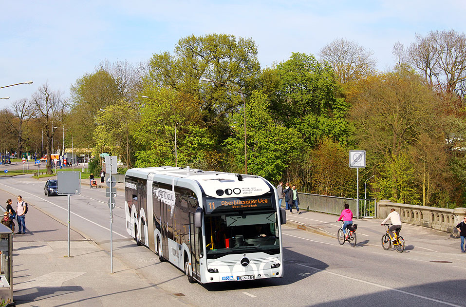 Ein Elektrobus vom Stadtverkehr Lübeck auf der Burgtorbrücke
