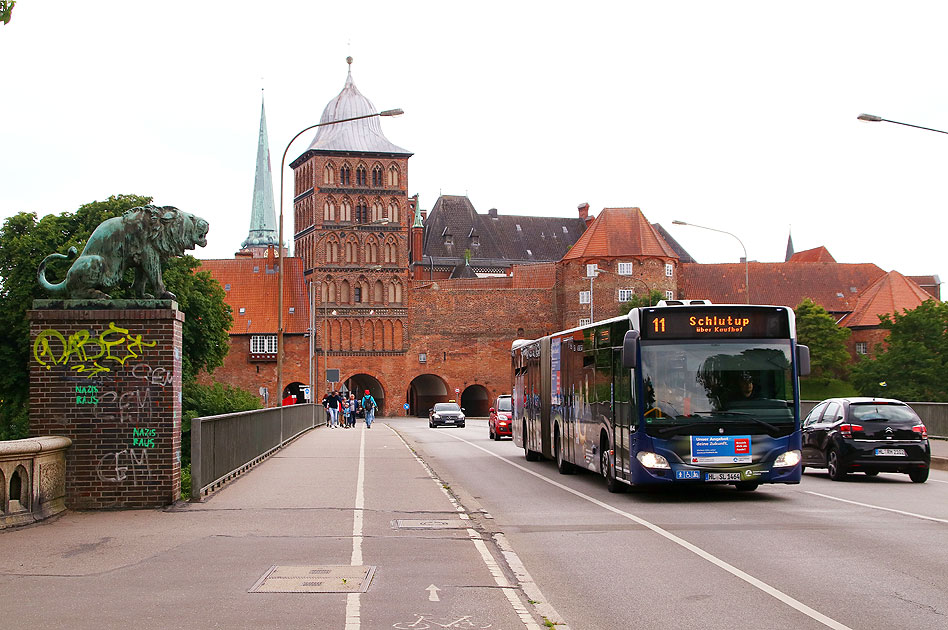 Ein Stadtbus in Lübeck vor dem Burgtor auf der Burgtorbrücke
