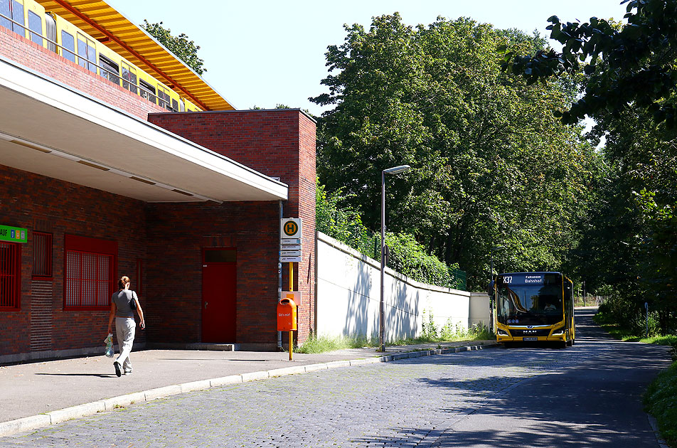 Die Bushaltestelle am Bahnhof U-Bahn Ruhleben
