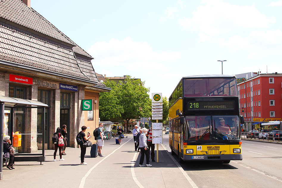 Ein Doppeldeckerbus auf der Museumsbuslinie 218 in Berlin