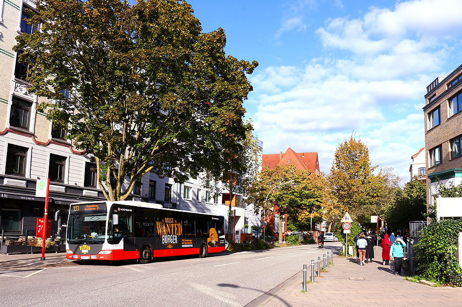 Ein Hochbahn-Bus an der Haltestelle U-Bahn Osterstraße (Heußweg)