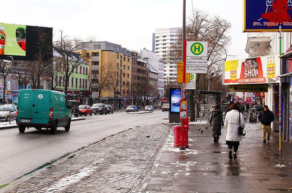 Die Bushaltestelle Davidstraße in Hamburg auf St. Pauli