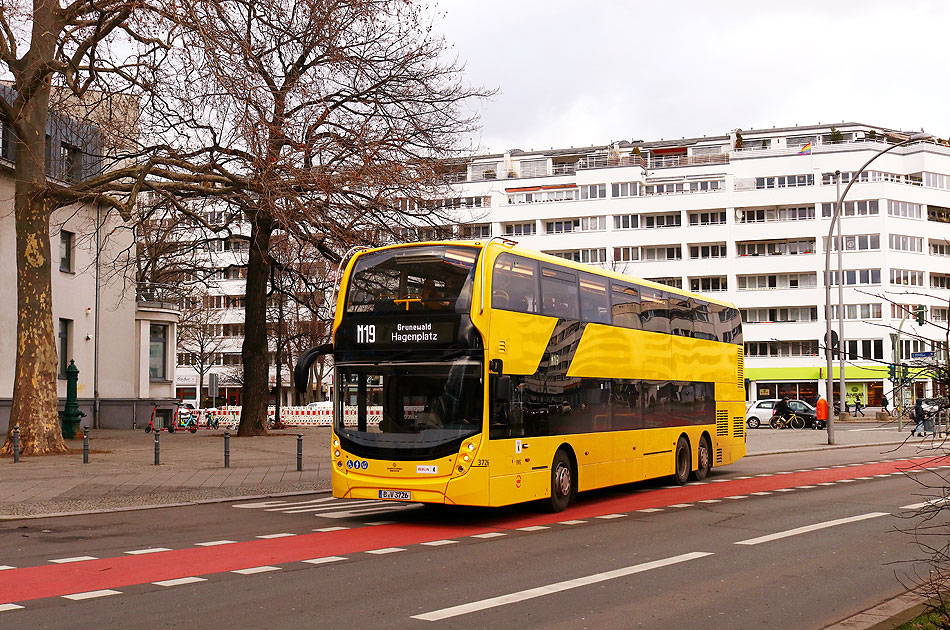 Ein BVG Doppeldeckerbus an der Haltestelle Bahnhof Nollendorfplatz - ein Alexander Dennis Enviro500