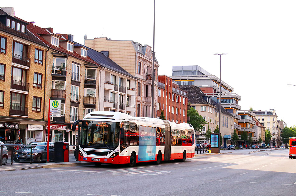 Die Haltestelle Grindelhof in Hamburg mit einem Bus der Hamburger Hochbahn