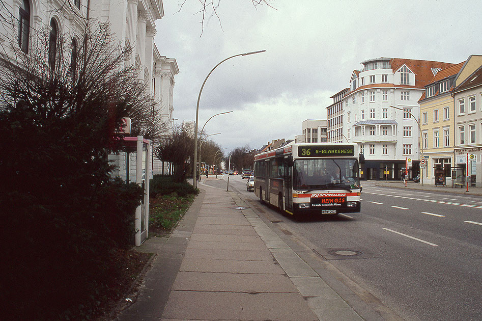 Ein Hochbahn Schnellbus an der Haltestelle Altona Rathaus