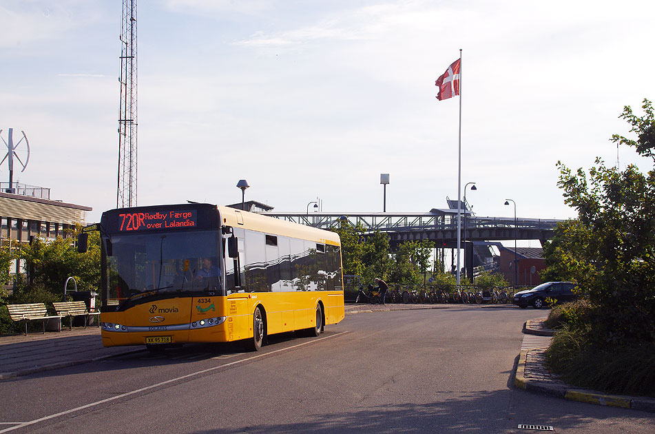 Ein Bus von Movia am Bahnhof Rödby Faerge