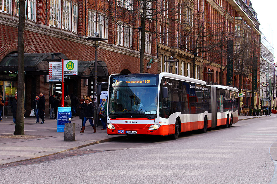 Ein Hochbahn Bus an der Haltestelle Hbf / Mönckebergstraße in Hamburg