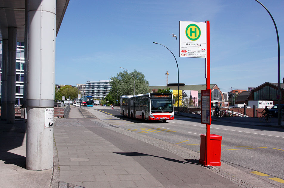 Ein Hochbahn-Bus an der Haltestelle Ericusspitze in Hamburg