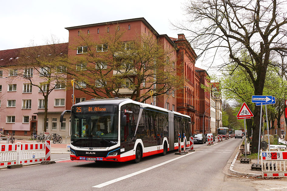 Ein Hochbahn-Bus in Hamburg-Altona in der Max-Brauer-Allee
