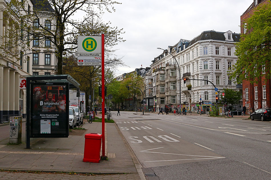 Die Bushaltestelle Bernstorffstraße in der Hamburger Stresemannstraße in Fahrtrichtung Feldstraße und Innenstadt