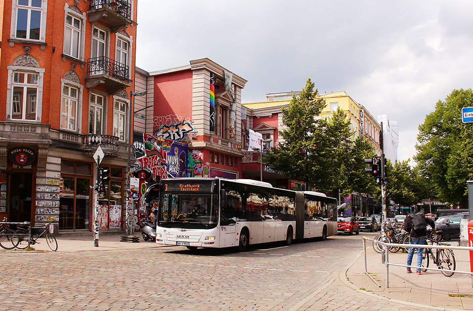 Ein VHH-Bus im Schulterblatt vor der Roten Flora
